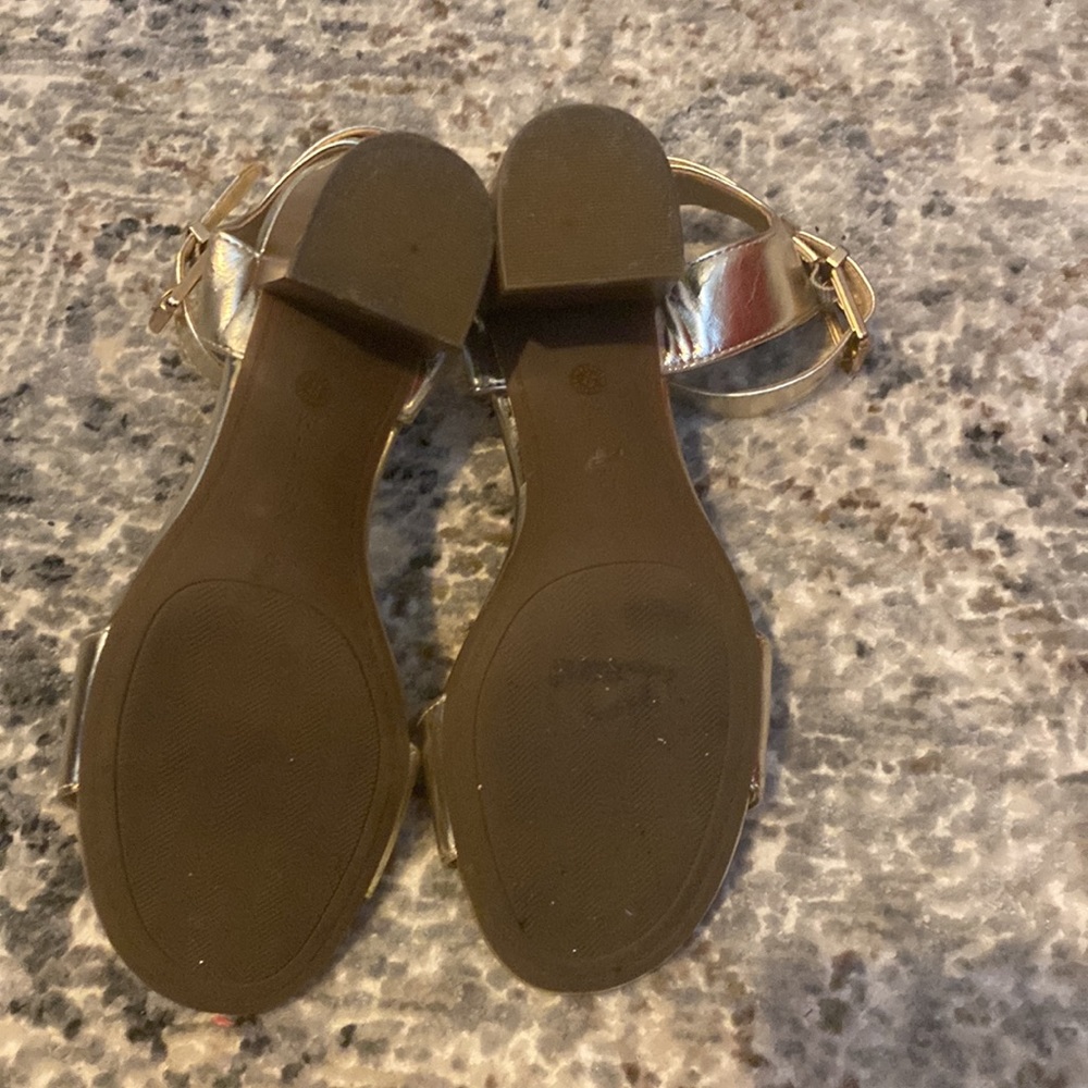 Liz Claiborne Gold Metallic heeled sandal, Size 5 - Women’s - Picture 4 of 13